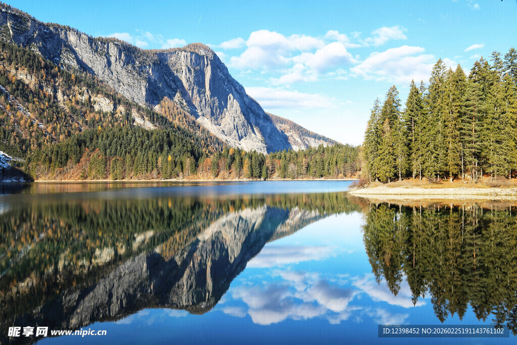 宁静山水间的湖光山色