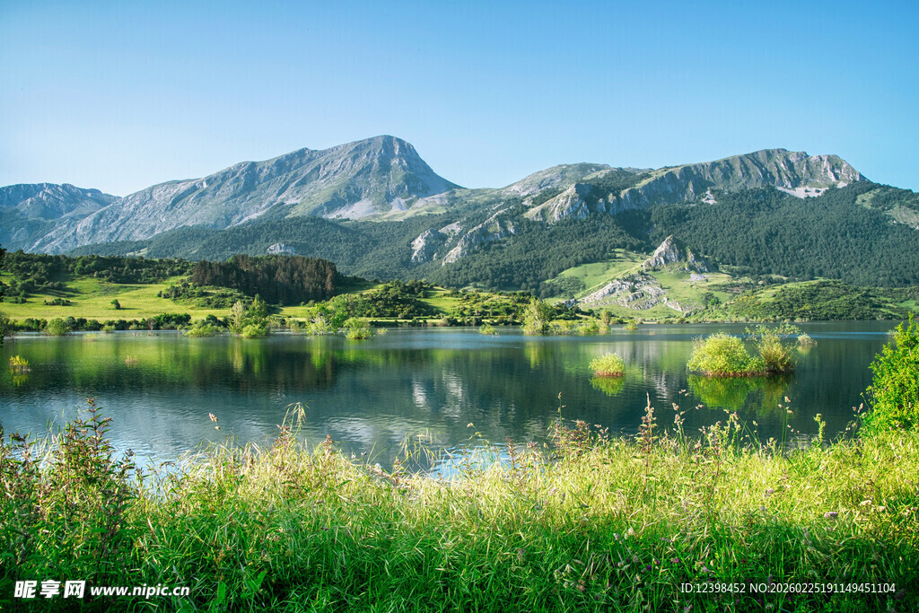 湖畔青山美景如画