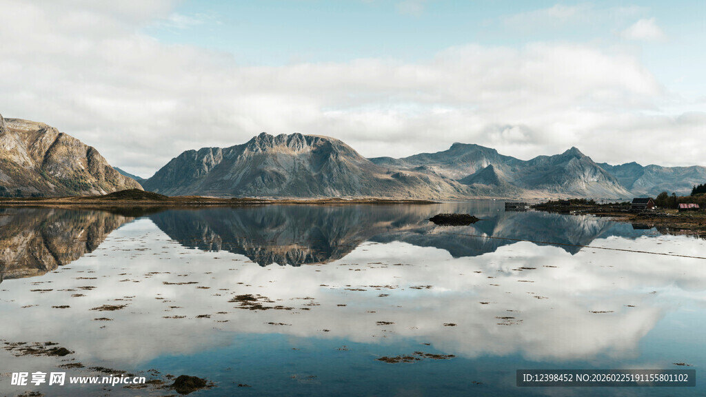 宁静山水倒影如画