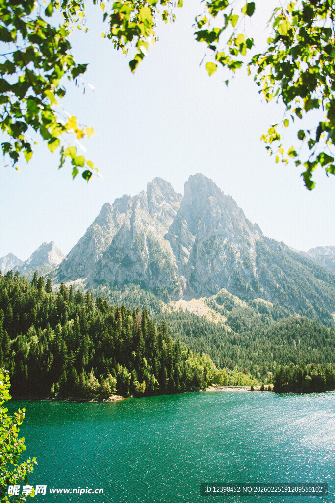 青山绿水间的秀丽湖景