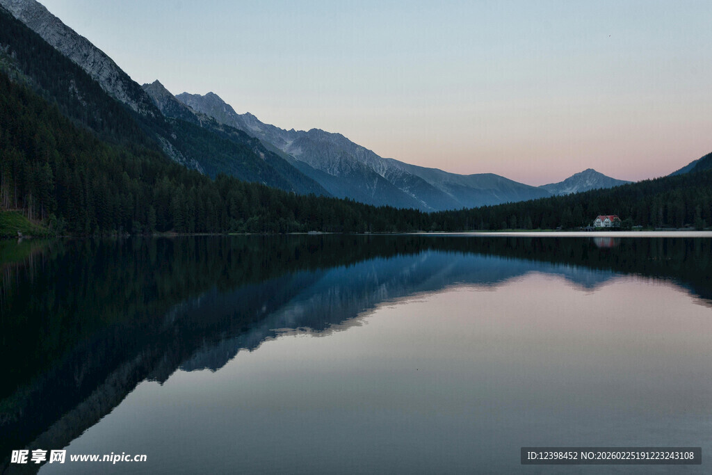 宁静湖畔的山水暮色