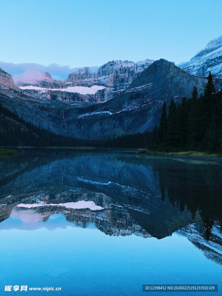 宁静湖山倒影美景