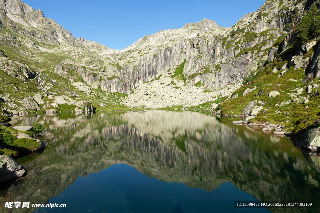 高山湖泊绝美自然风光