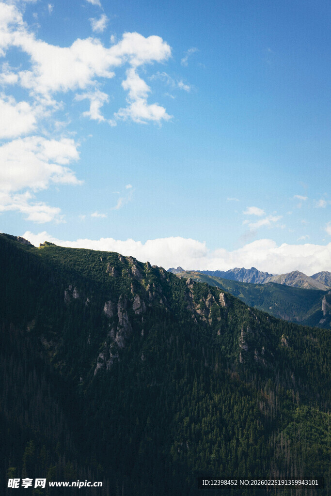壮丽山景与蓝天云朵