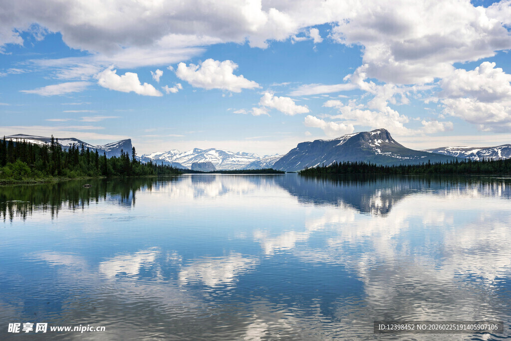 宁静湖景与远处山峦倒影
