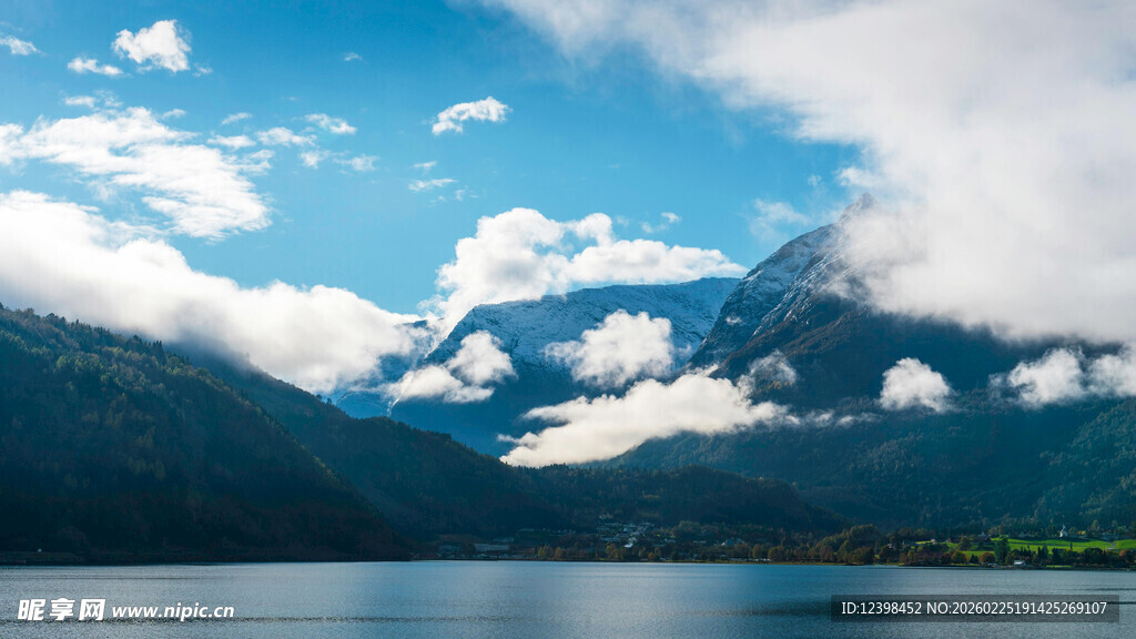 湖畔青山蓝天白云美景