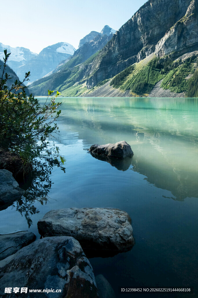 宁静山水间的澄澈湖泊
