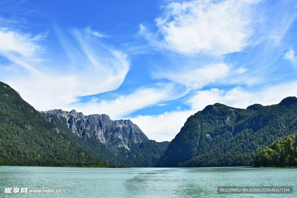 壮丽山水间的湖光山色