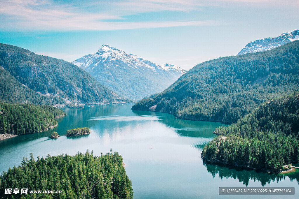 宁静山水间的秀丽湖景