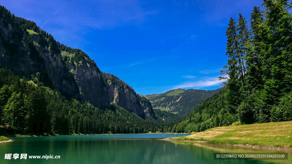 山间碧绿湖水与葱郁林木