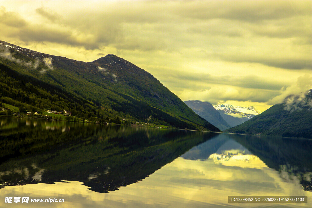 宁静山水间的湖光山色