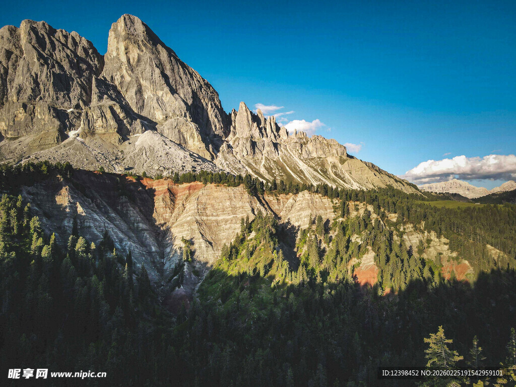 壮丽山景与葱郁植被