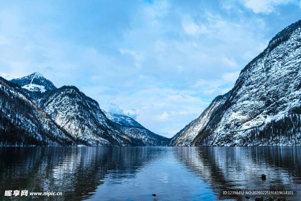 壮丽雪山下的宁静湖泊