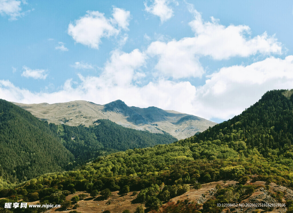 青山蓝天间的秀丽山峦