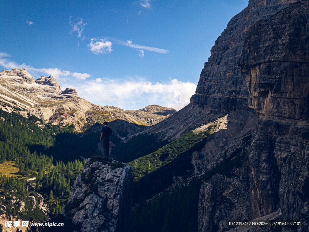 壮丽山谷间的迷人山景