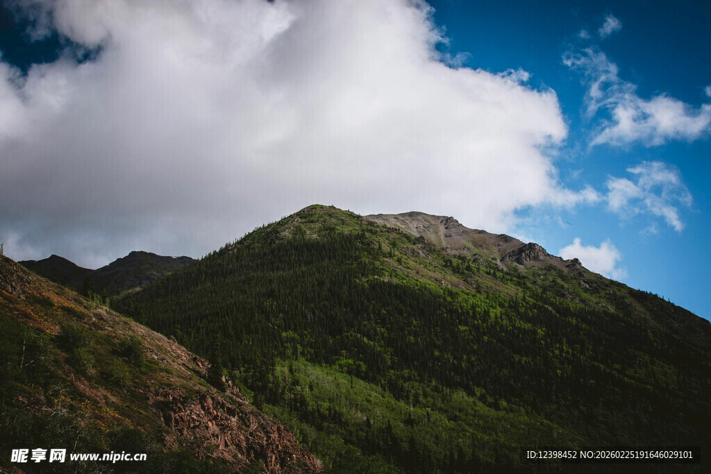 青山蓝天间的壮丽景致