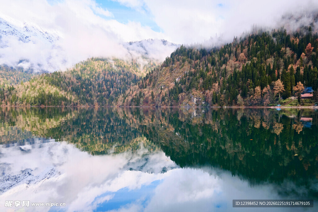 湖光山色中的静谧自然美景