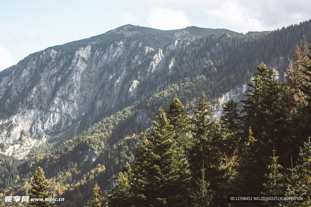 山林间的巍峨山峰