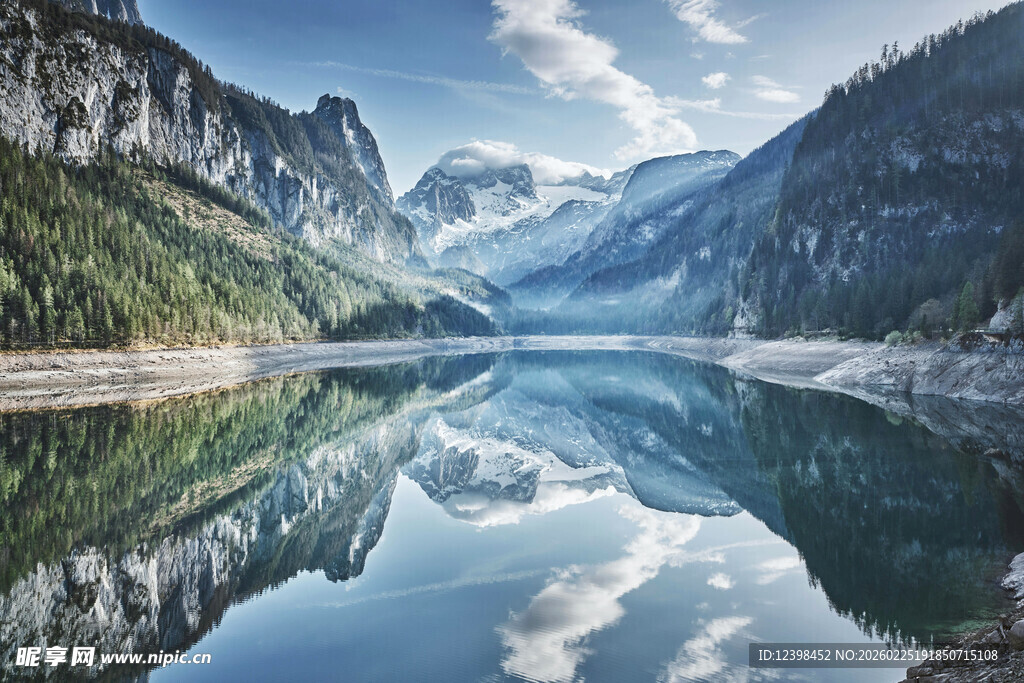 宁静山水间的澄澈湖泊