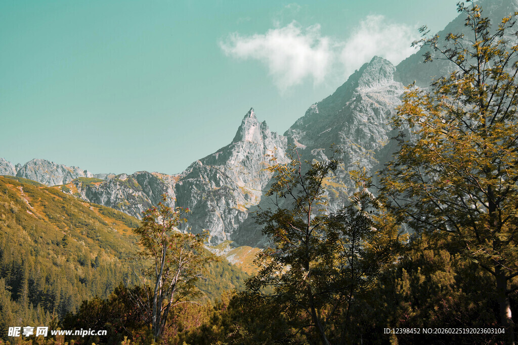 秋日山间壮丽美景