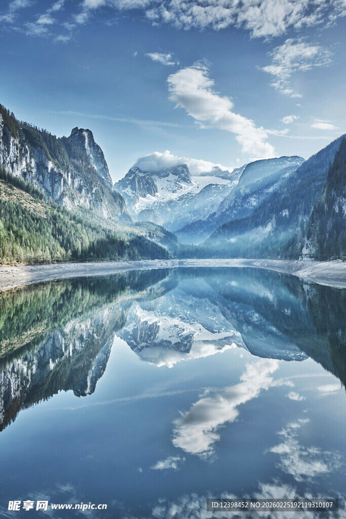 壮丽山水间的静谧湖泊