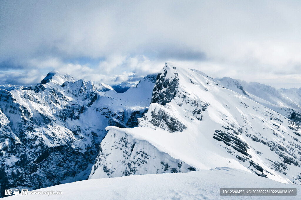 壮丽雪山景观