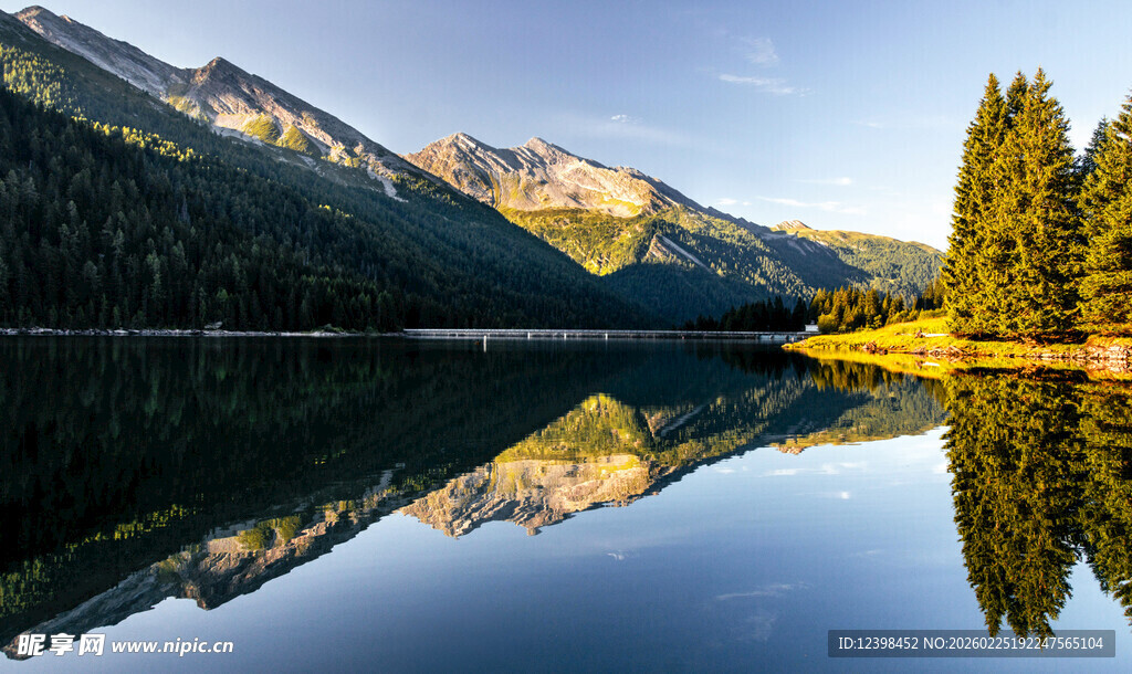 宁静湖山倒影美景