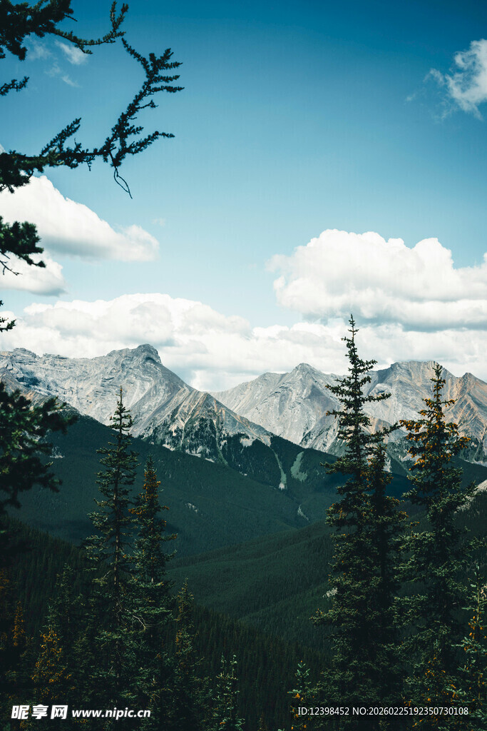 山林间的巍峨雪山美景
