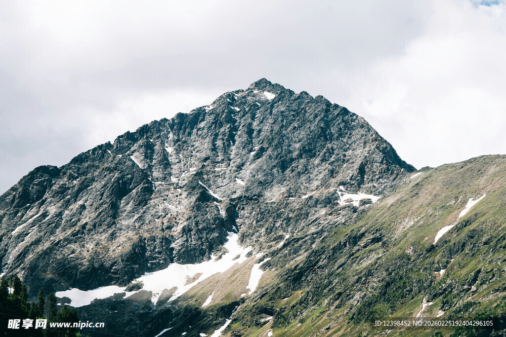 巍峨雪山与翠绿山峦