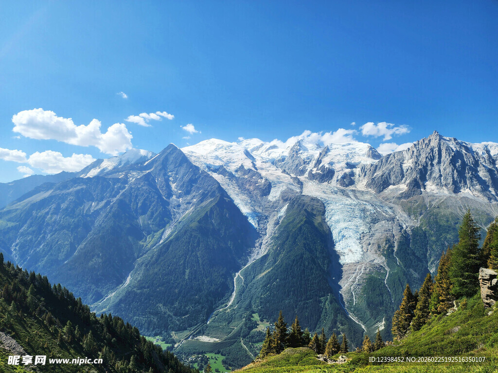 壮丽雪山山谷美景