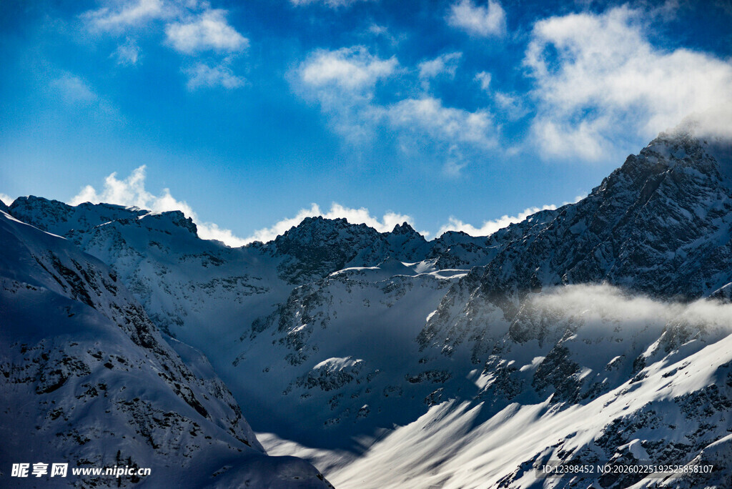 壮丽雪山蓝天云海景观