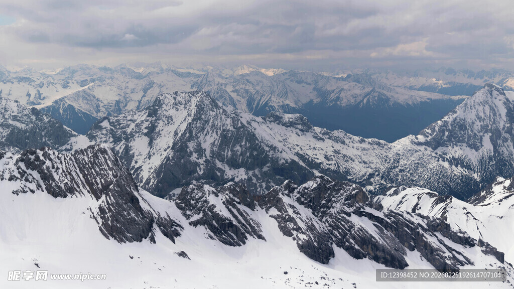 壮丽雪山全景风光