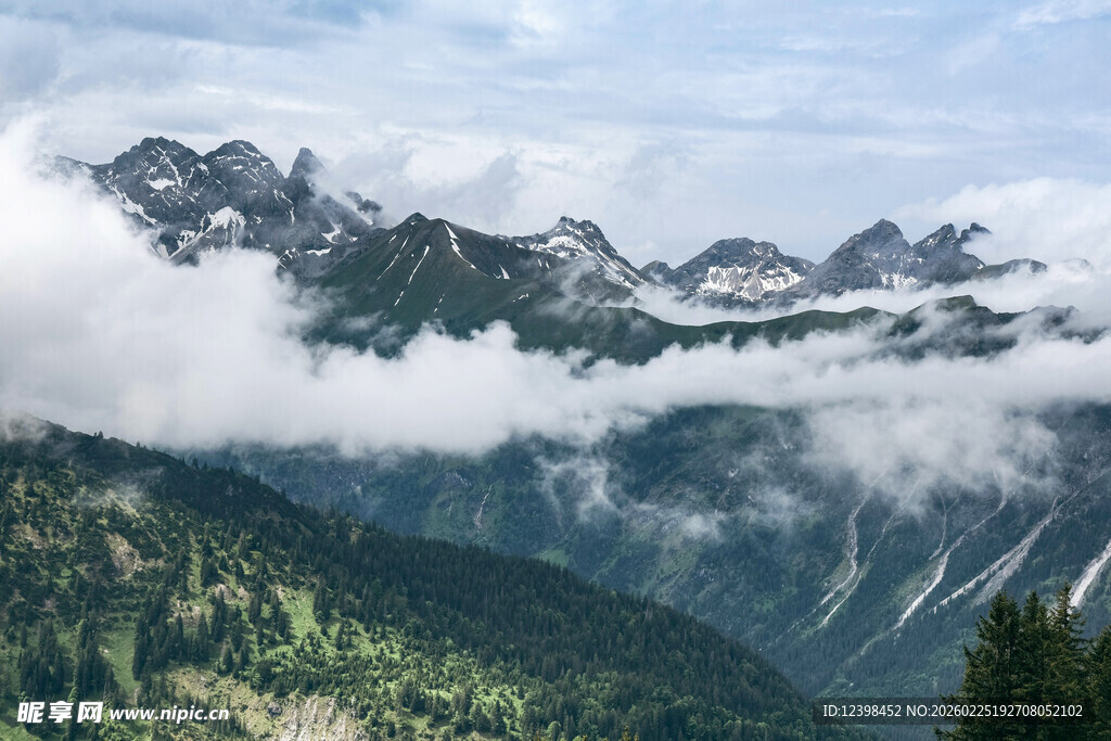 云雾缭绕中的壮美山峦