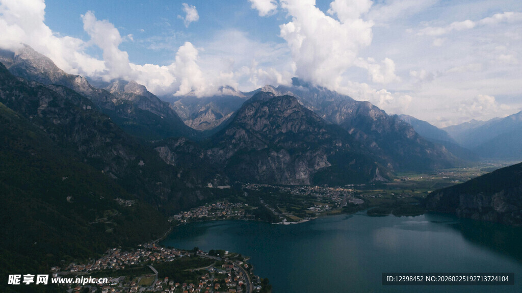 高山湖泊壮丽自然景观