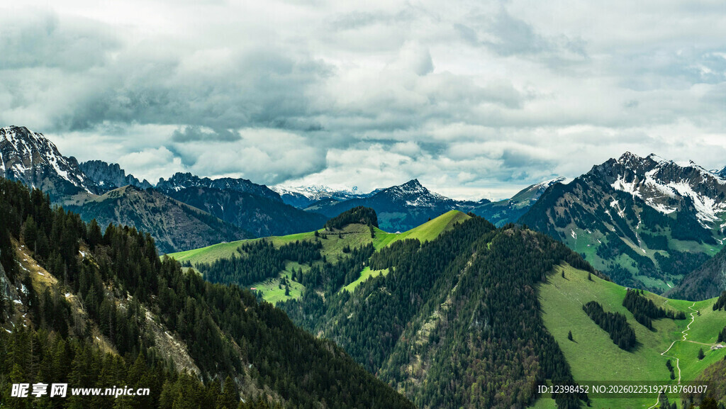 山峦绿野间的壮美风光