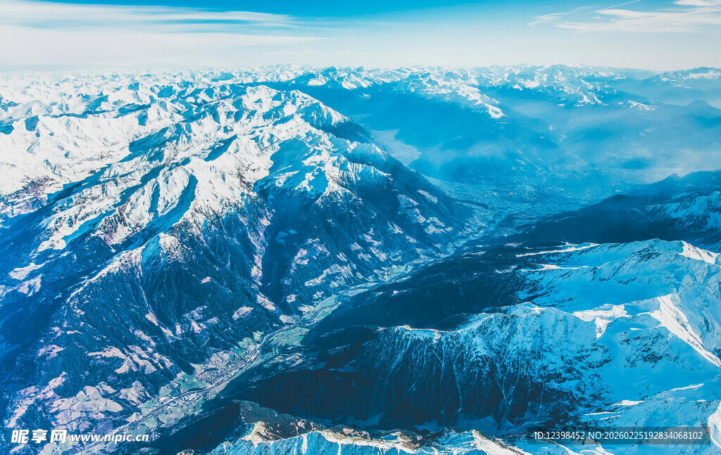 壮丽雪山空中俯瞰美景