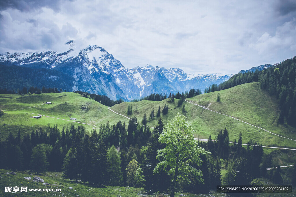 青山翠谷间的壮美雪山