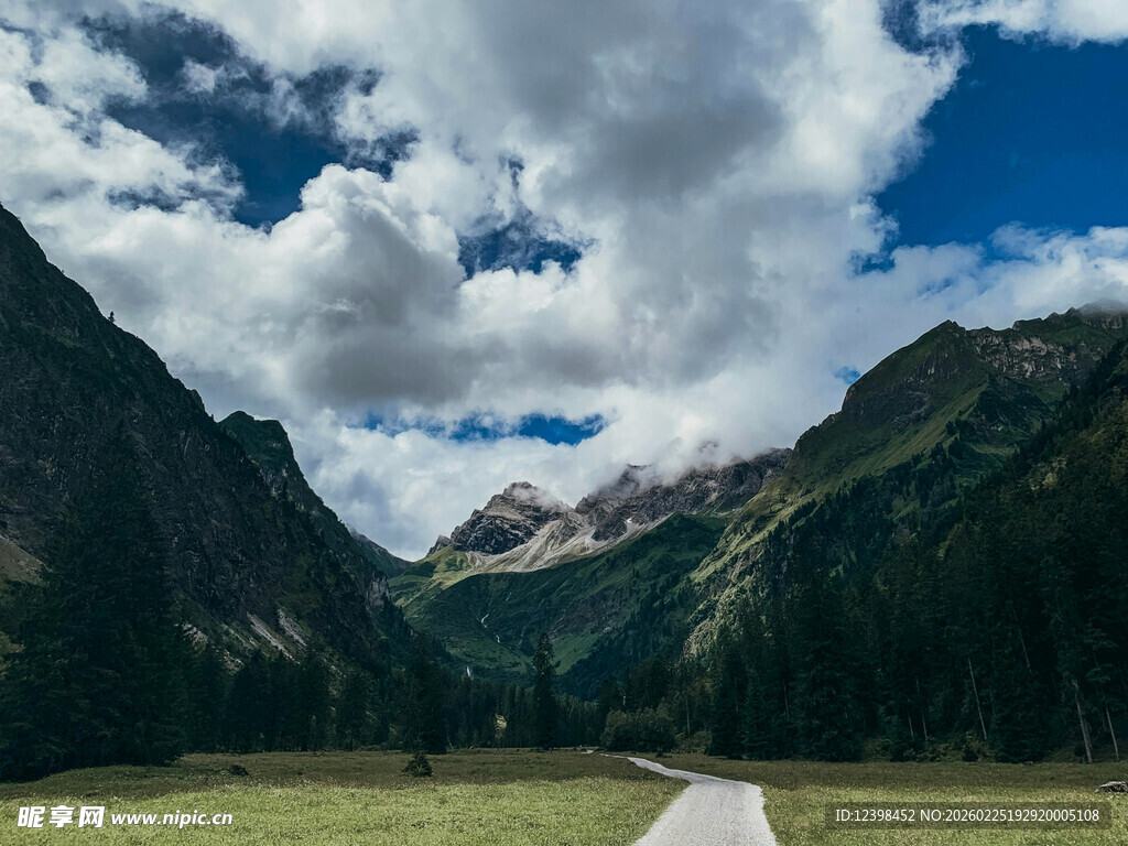 山间公路通向壮美风景