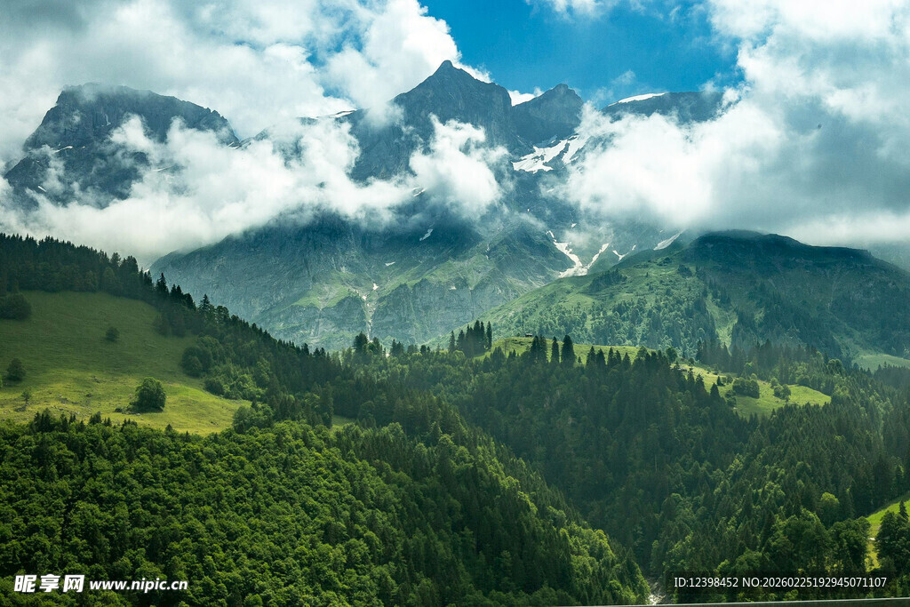 山峦云雾间的翠绿美景
