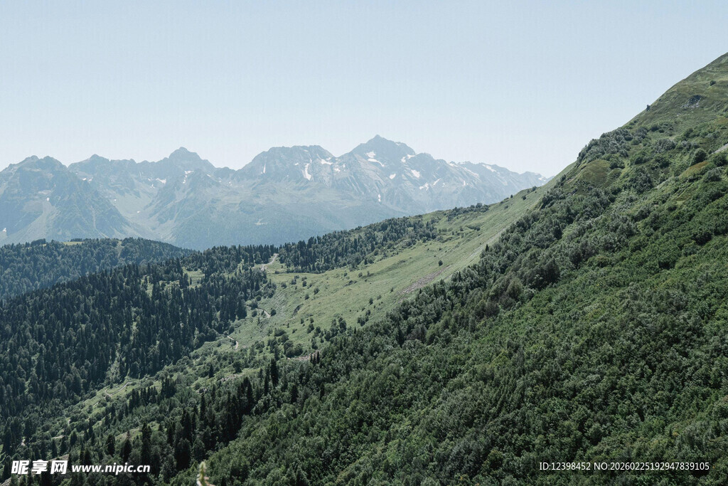 青山葱郁间的秀丽山景