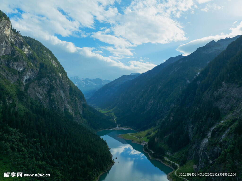 壮丽山谷中的静谧河流