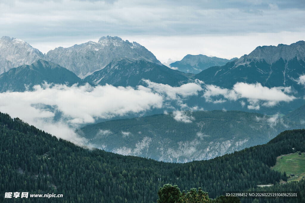云雾缭绕的壮美山峦景色