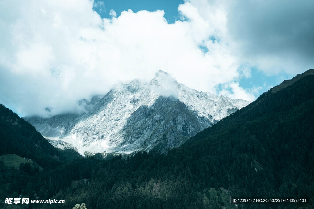 巍峨雪山与葱郁山峦