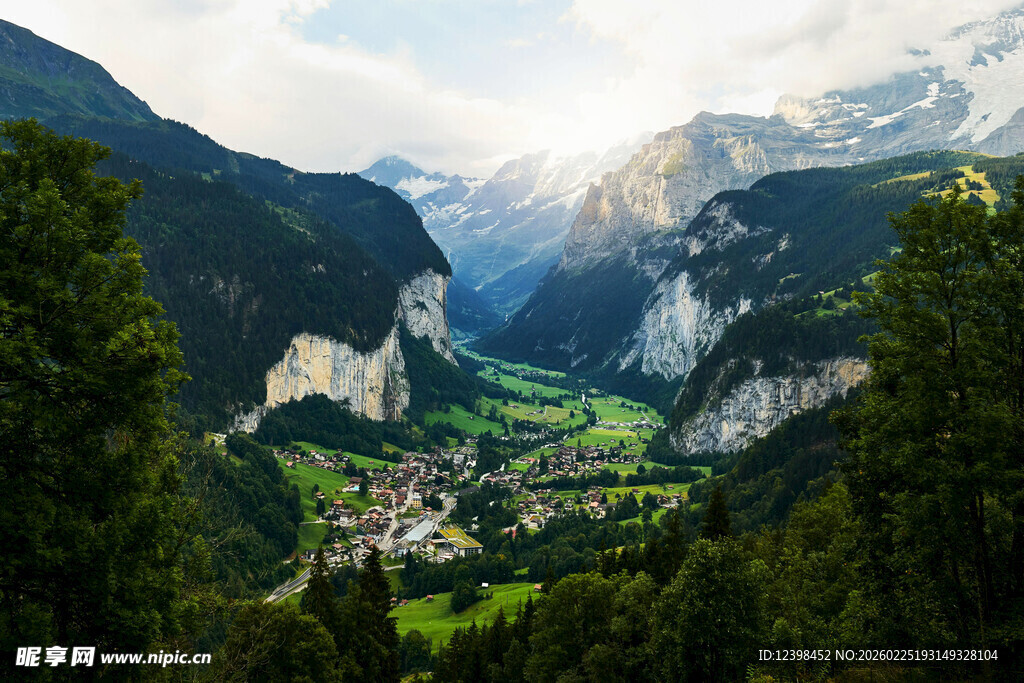 山谷中的美丽村庄与山峦