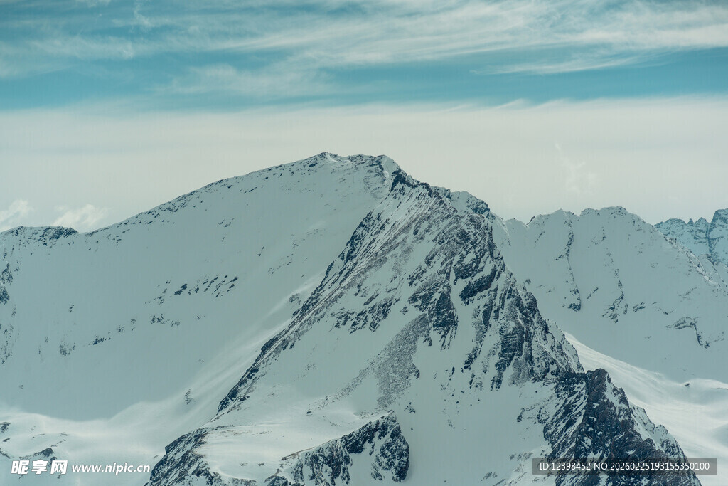 巍峨雪山壮丽景致