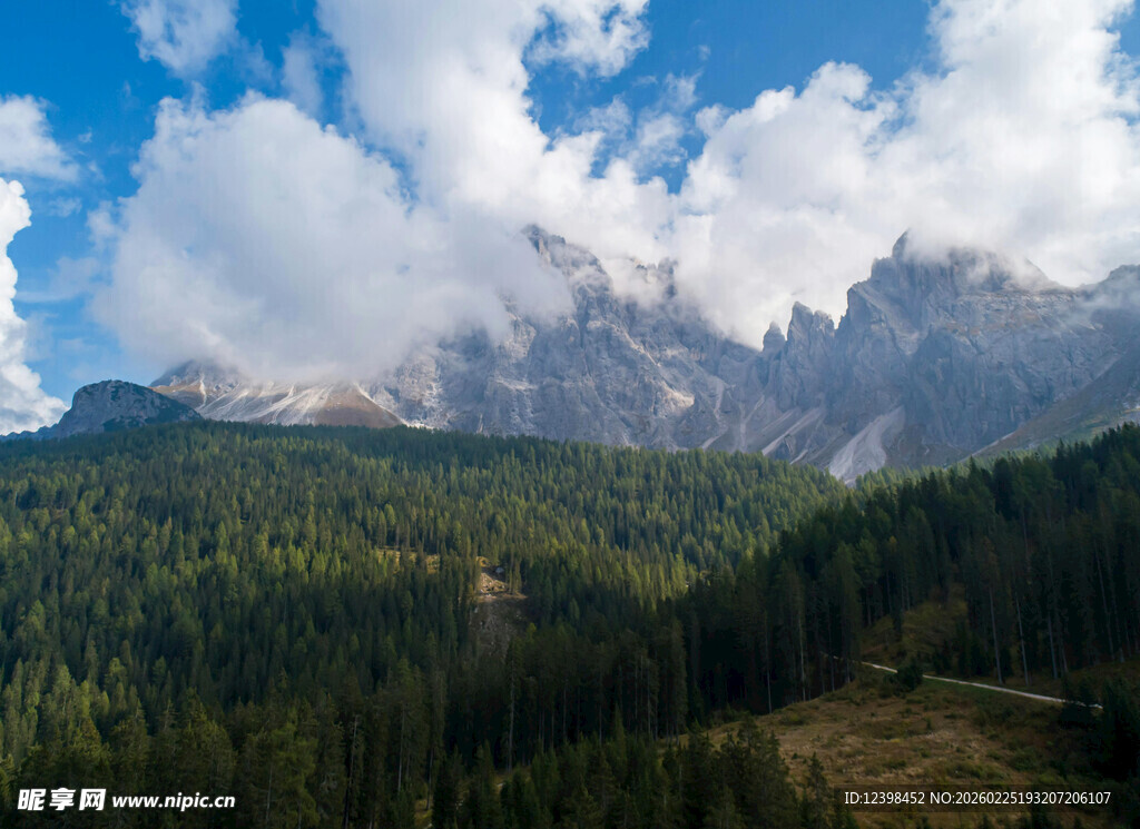 山峦林海间的壮丽天空
