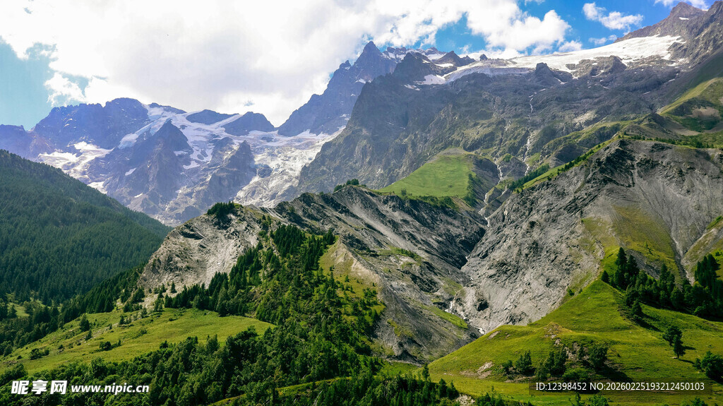 壮丽高山绿野景观
