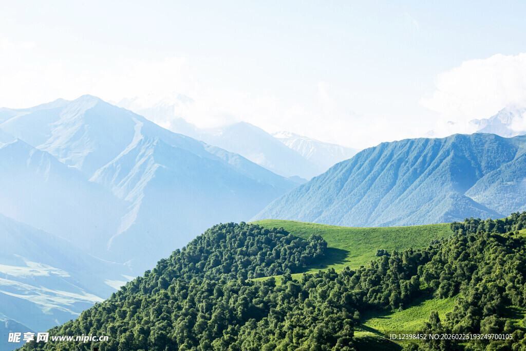 青山绵延的壮美山景
