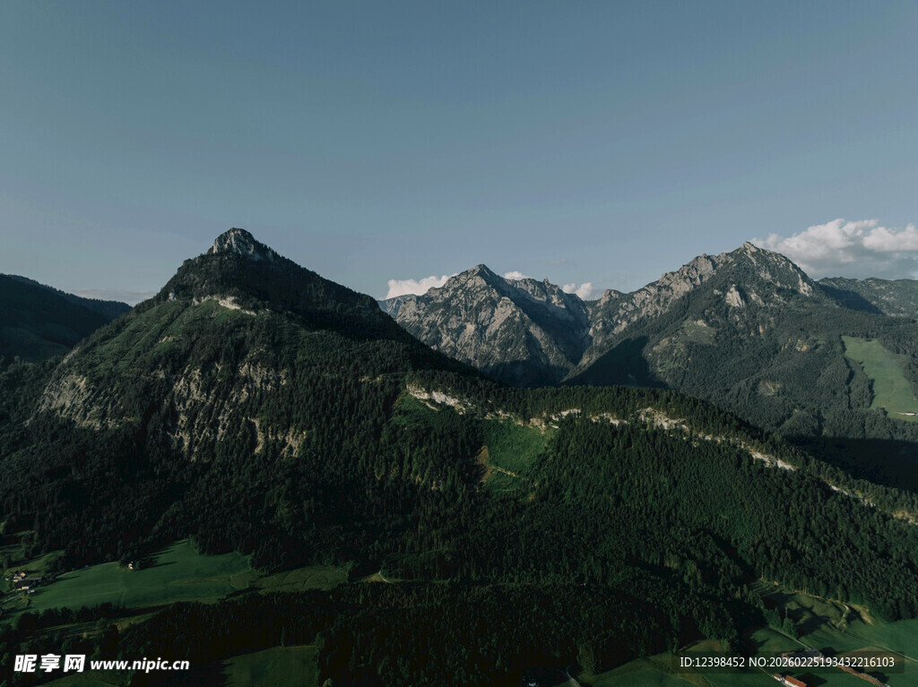 壮丽山峦风景图