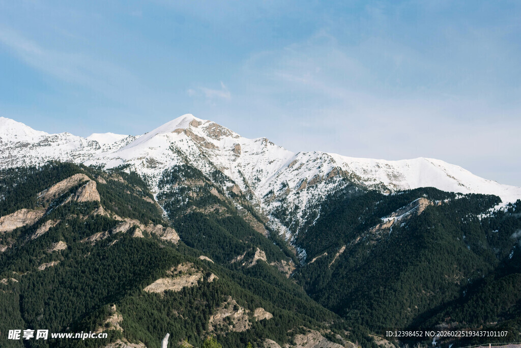 雪山森林壮丽自然景观